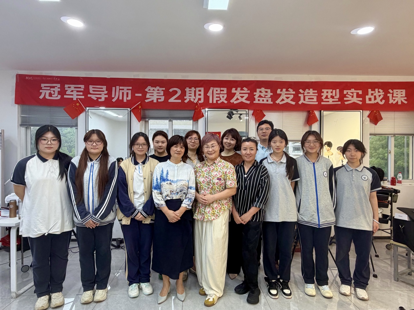 匠心授艺筑根基,以赛促学育人才|金高职开展假发盘发造型冠军导师实战课