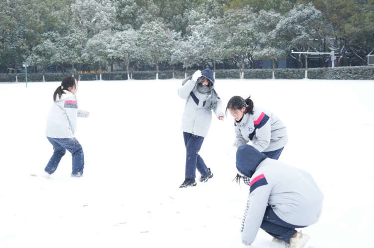 雪落校园早 情暖上学路 ——南京市金陵河西学校雪天护学暖寒冬