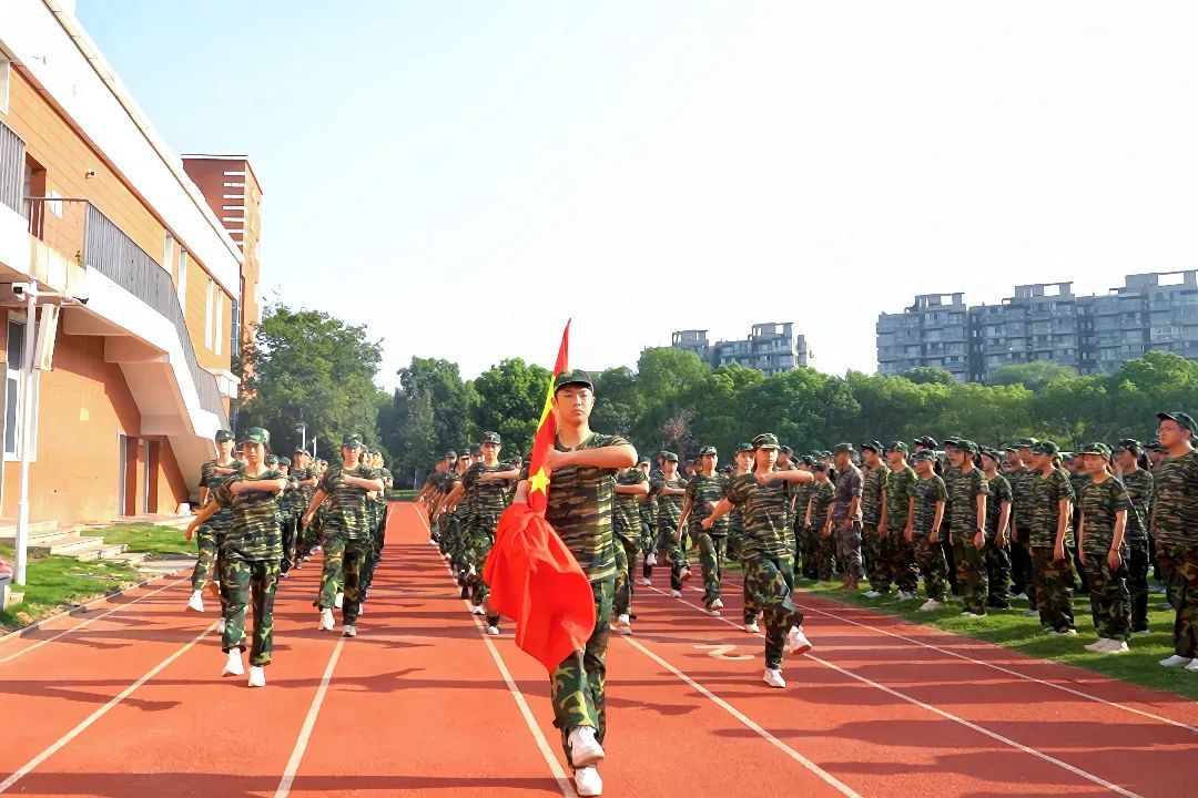 迷彩青春正飞扬,强国有我启新程——南京市建邺高级中学2025级高一年级国防教育活动成果展示