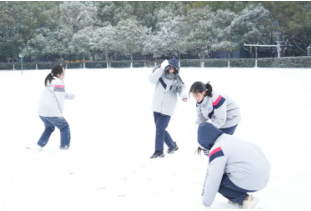 雪落校园早 情暖上学路 ——南京市金陵河西学校雪天护学暖寒冬