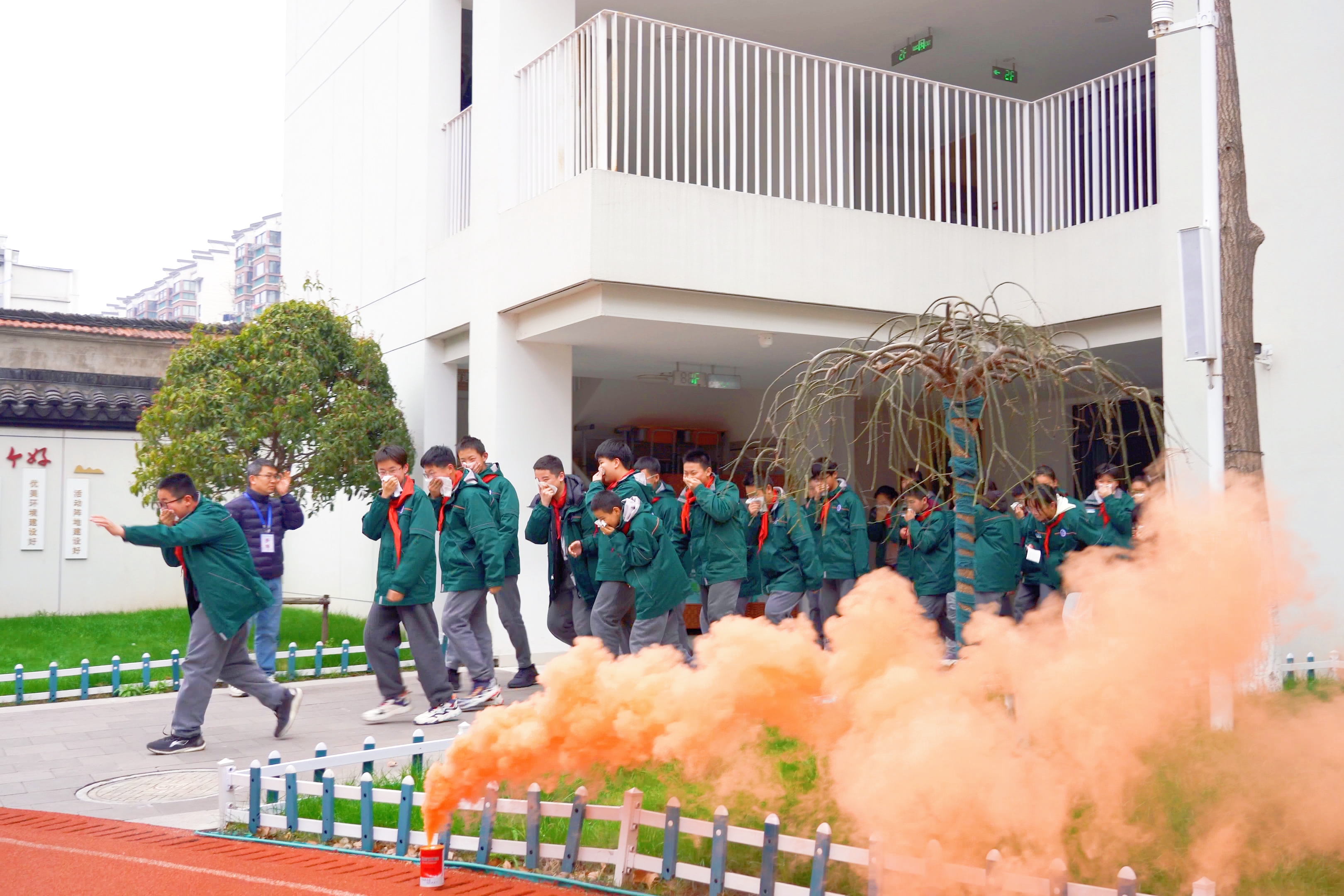南京秦淮外国语学校开展消防应急疏散演练