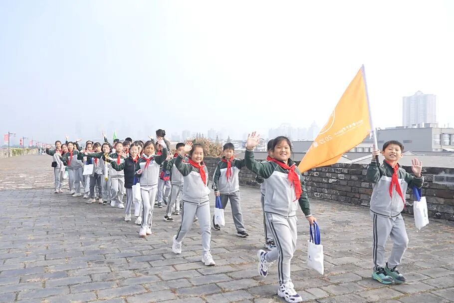 踏明城墙寻金陵文脉,做“弄潮儿”向未来成长——金陵中学附属小学四年级成长仪式暨明城墙研学活动