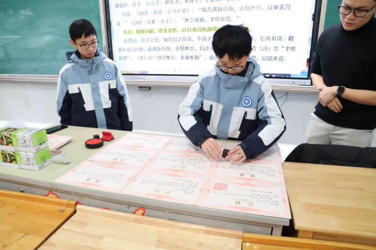 期末最暖“定制礼”！ 金陵河西学校初中班主任手写文言奖状，每张都是专属