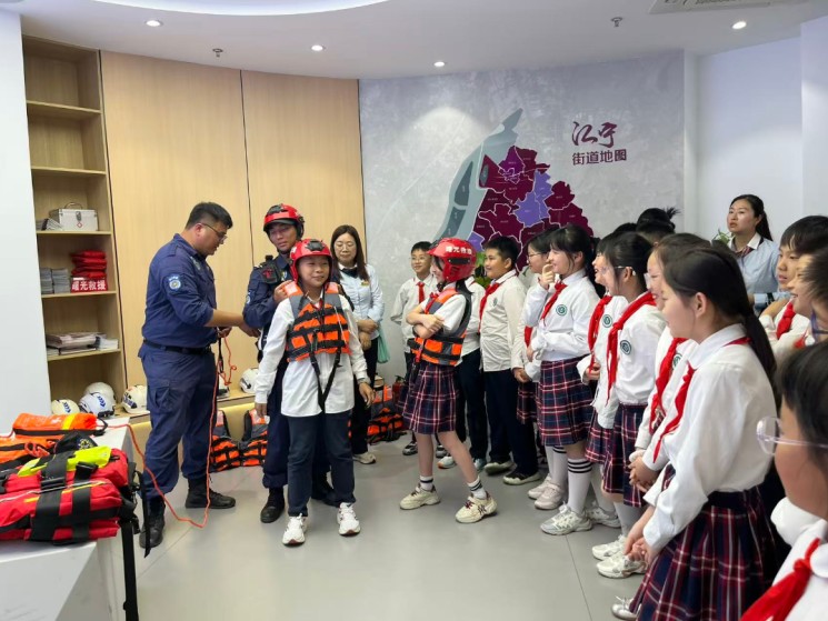 防灾减灾日 沉浸式体验学避险 练急救