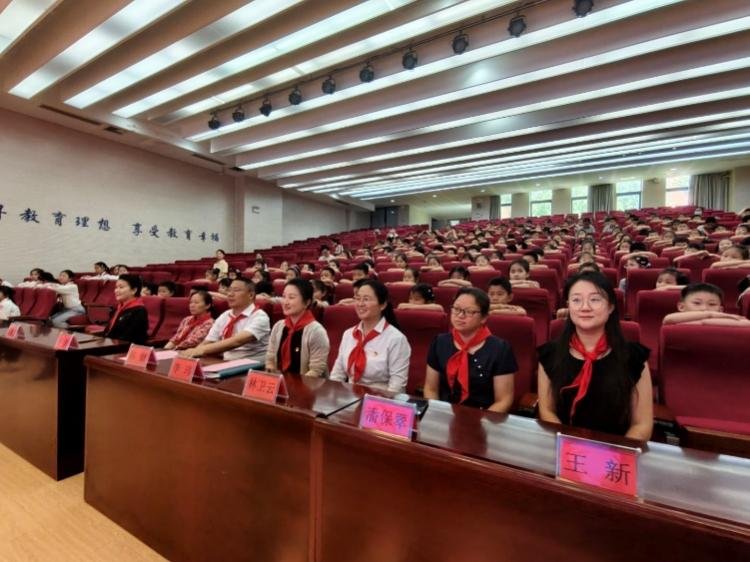 【争做新时代好队员】高举队旗跟党走 做新时代好少年 ——记南京市金陵小学一年级分批入队仪式